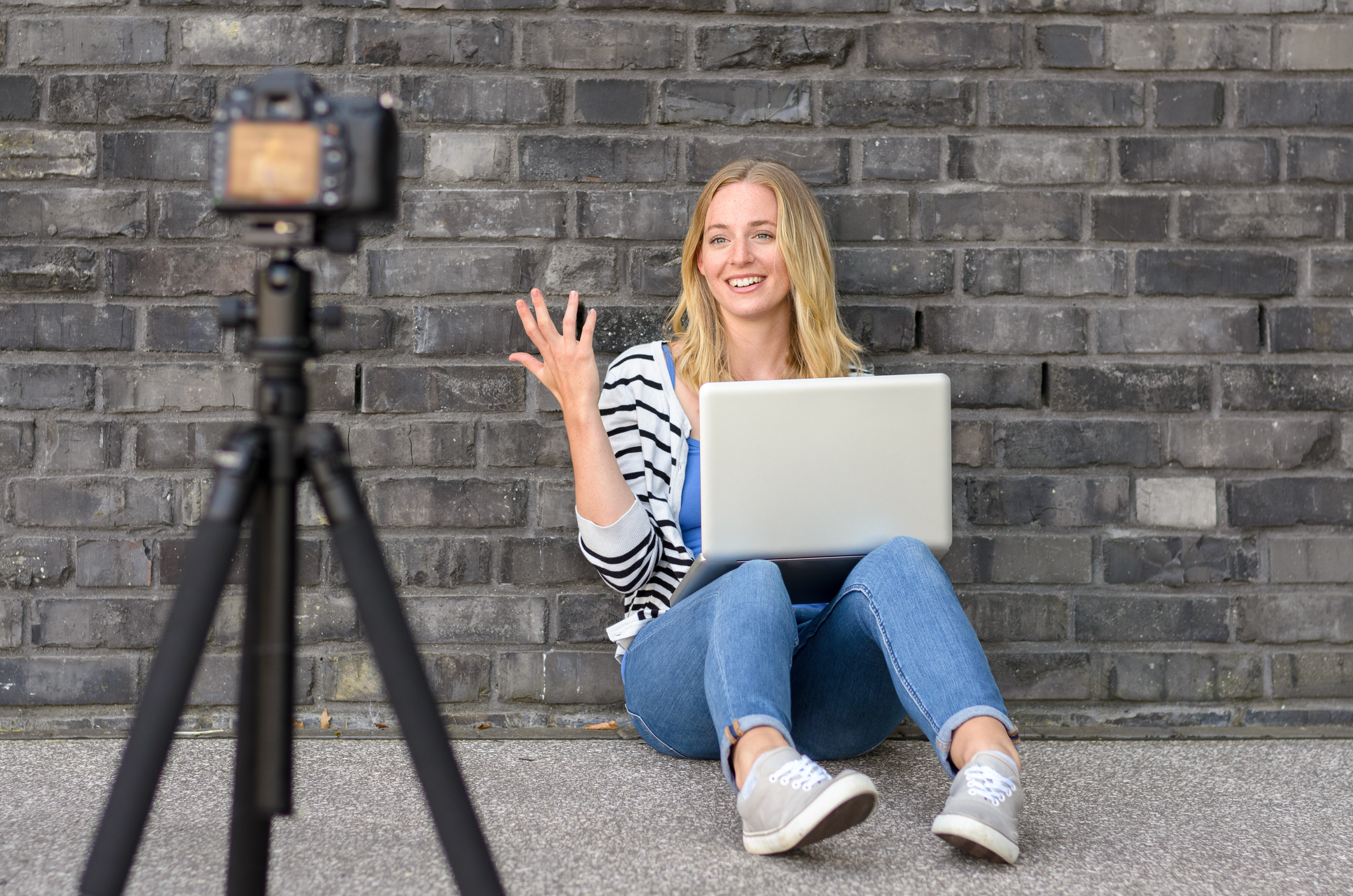 Блоггер ком. Профессия блоггер. Человек перед камерой. Девушка с фотоаппаратом и ноутбуком. Хобби блоггер.