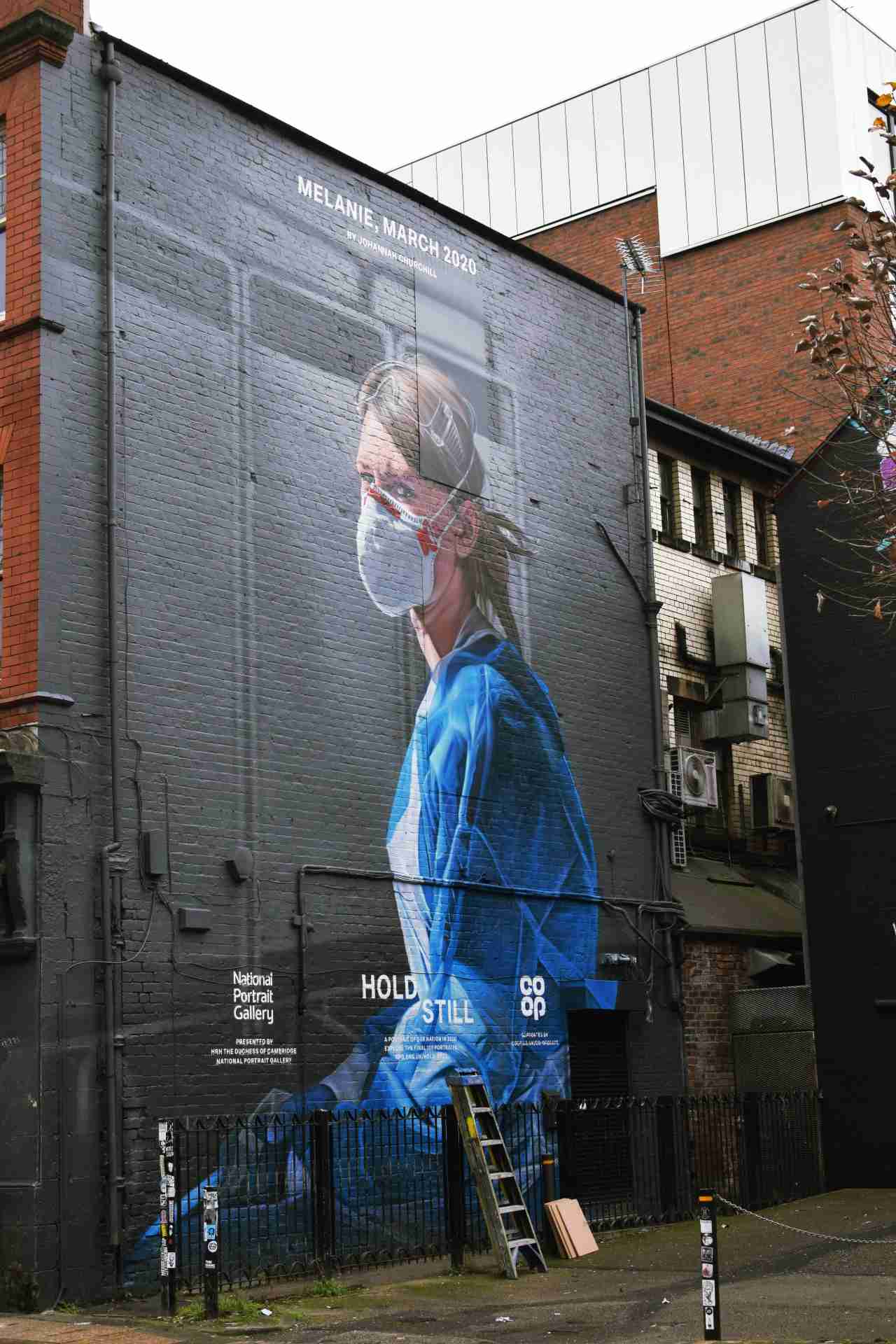 muro edificio dibujo enfermera covid mascarilla pandemia