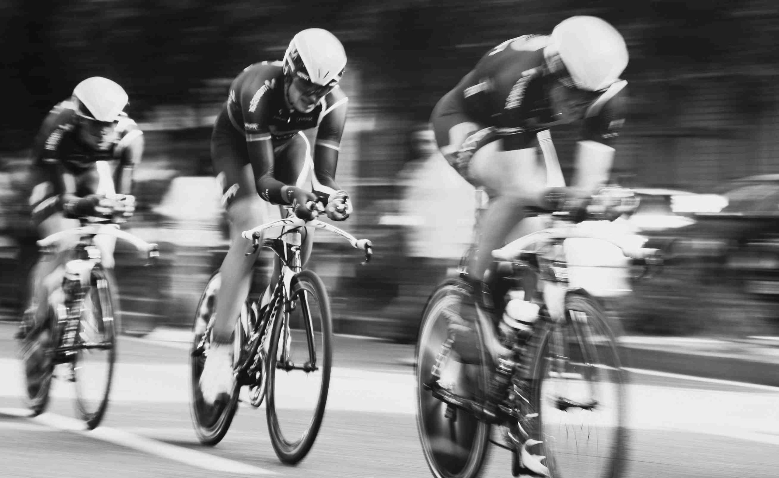 ciclistas pedaleando carrera bicicletas blanco y negro casco deportistas acerlacion tiempo