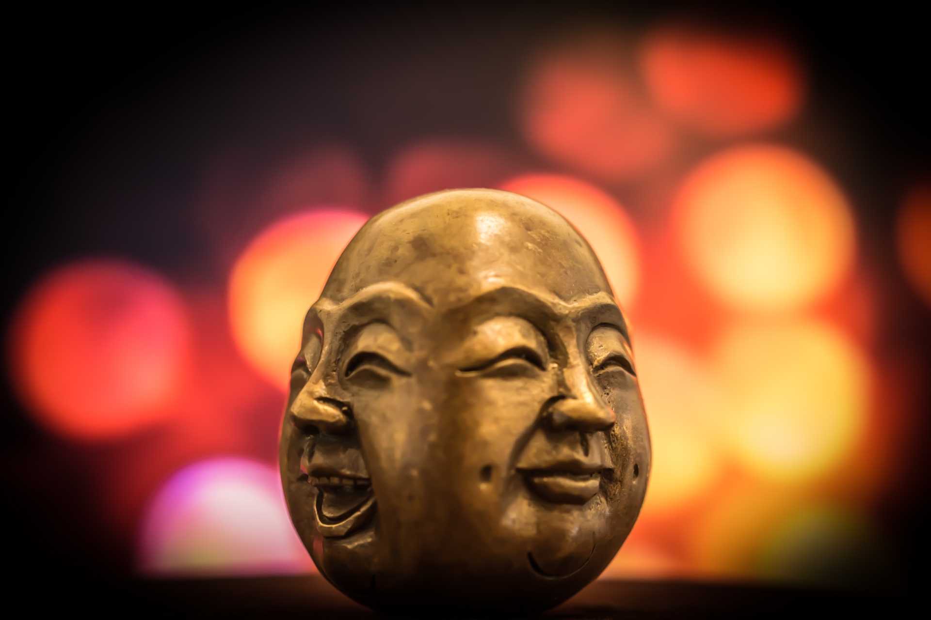 estatua dorada cabeza calvo expresion gestion emcional feliz serio