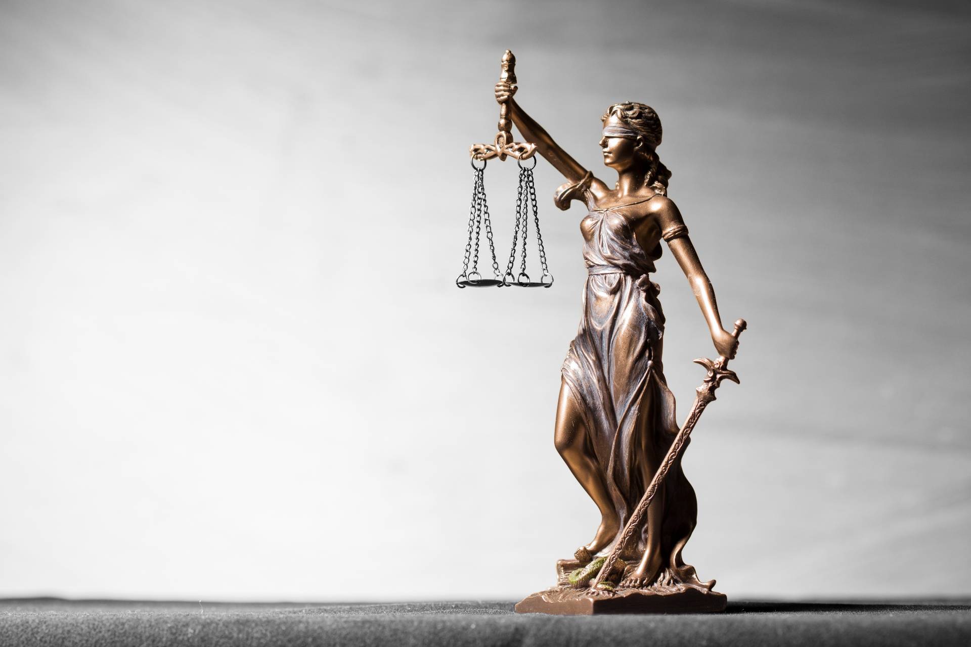 justicia-sujeta-balanza-etica