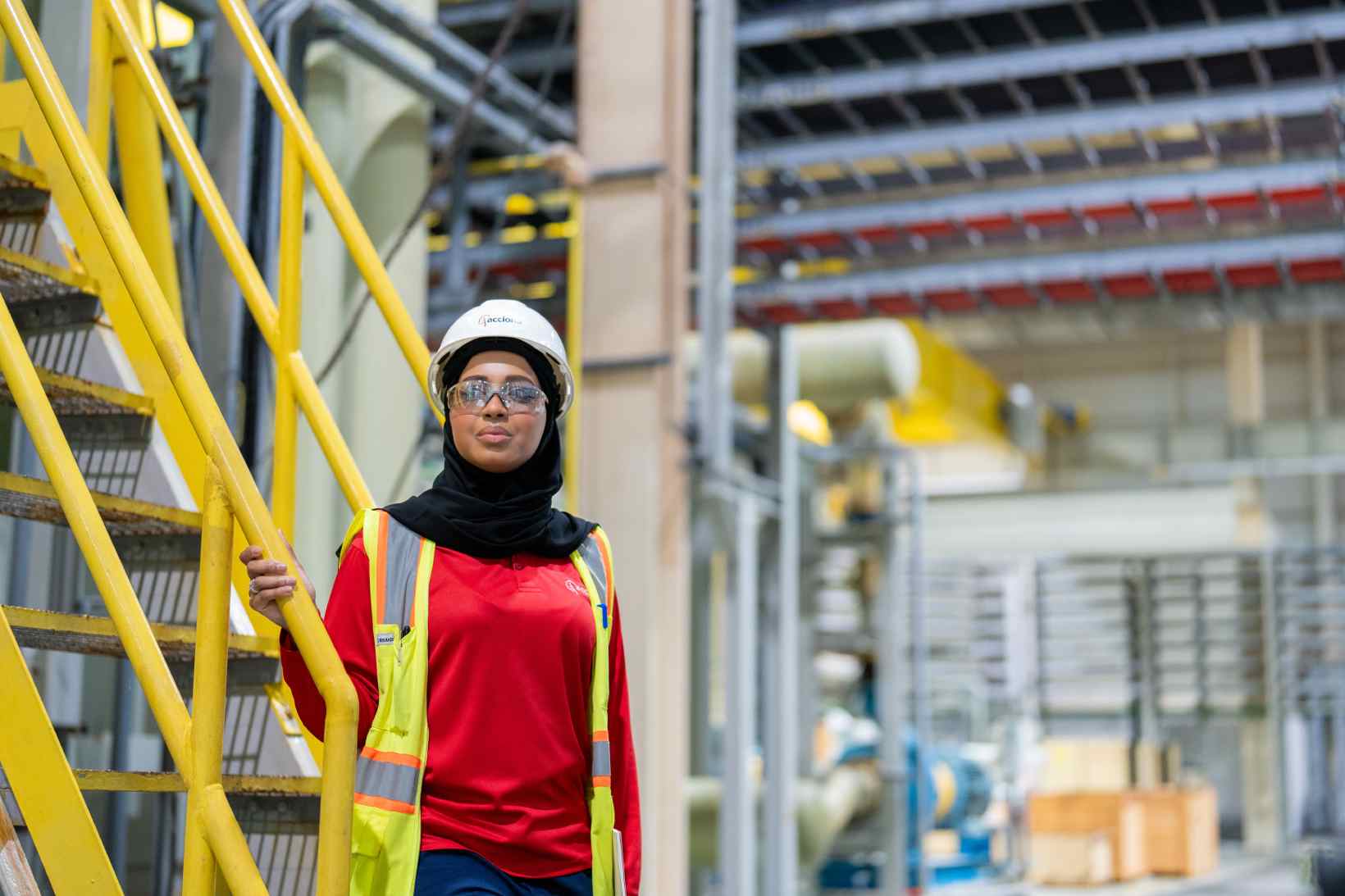 Amal Khalid - trabajadora ACCIONA en las instalaciones con casco y gafas