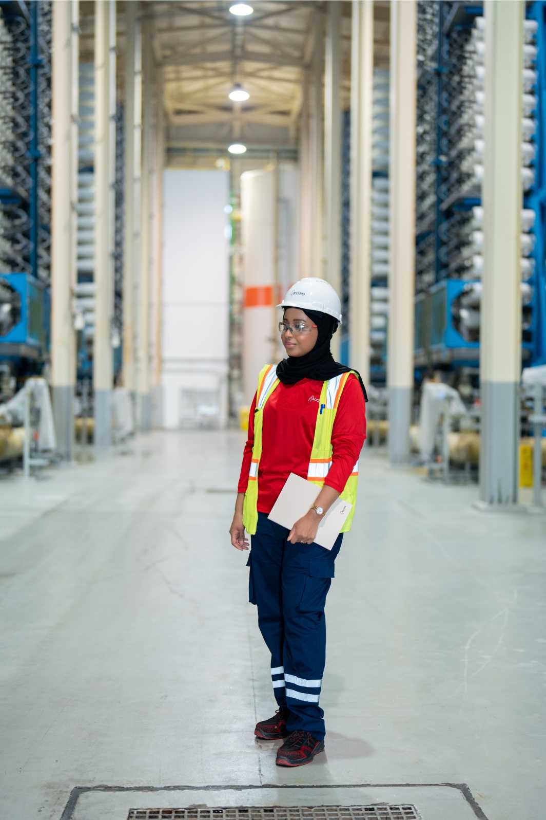 Y así Amal comenzó su primer día como ingeniera en la planta de Umm Al Houl. Aunque había otras mujeres en administración y seguridad, recuerda que el primer día era la única mujer en la sala de control de procesos, lo que se conoce como LCR. Uno de los directivos de ACCIONA visitó la empresa y habló con los trabajadores para anunciar la política de contratación de mujeres y la necesidad de mostrar respeto en todo momento. “Esa charla me hizo sentir segura y, al volver a casa, le dije a mis padres que ACCIONA no se limitaba a meter a mujeres en un ambiente masculino, sino que se preocupan por ti y educan a los compañeros de trabajo”. “Al principio me costó, pero en lo que se refiere al trabajo propiamente dicho, yo sabía que podía hacerlo. Yo creía en mí misma, pero también recibí mucho apoyo”. Y añade: “Una de las cosas que te enseñan en ACCIONA es que tienes que salir en busca del conocimiento. Aquí lo tienes, ven. No esperas a que te lo den como si fuera una papilla. No, tienes que preguntar; y siempre habrá alguien que te responda”.