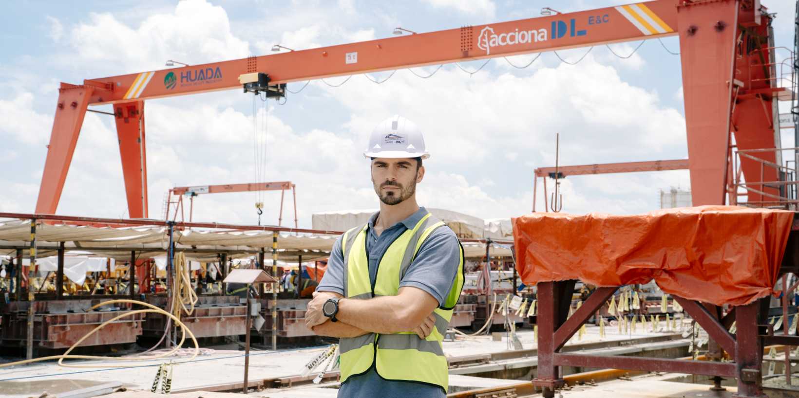 Christian con estructura detrás