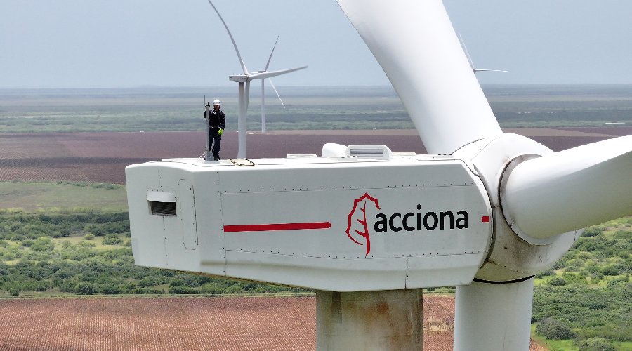 El técnico Andreu Henandez en un aerogenerador de ACCIONA